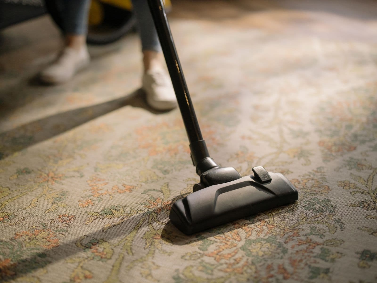 Vacuum cleaner head on a patterned carpet